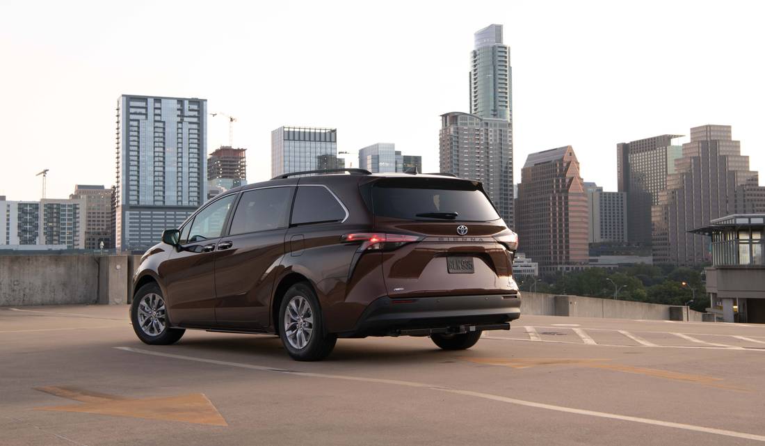 2022_Toyota_Sienna_XLE_AWD_Snset-Bronze-Mica_005.jpg