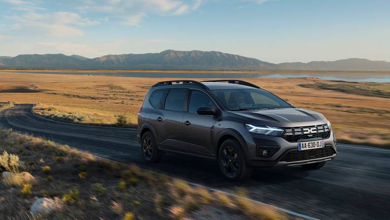 Dacia Jogger Hybrid (2022) rijdend, vooraanzicht