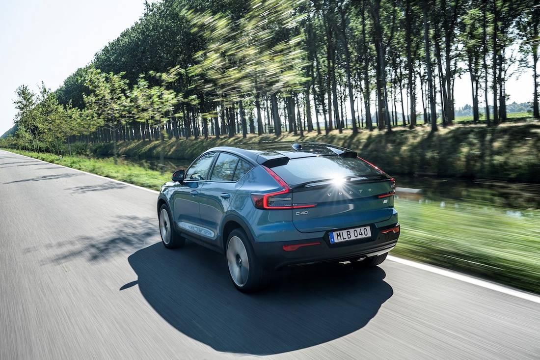 Volvo C40 Recharge Twin (2022) rijdend, achteraanzicht