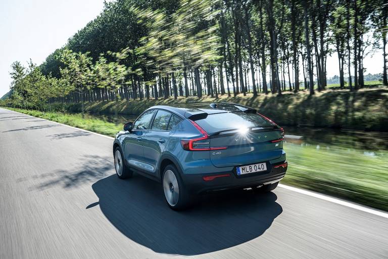 Volvo C40 Recharge Twin (2022) rijdend, achteraanzicht