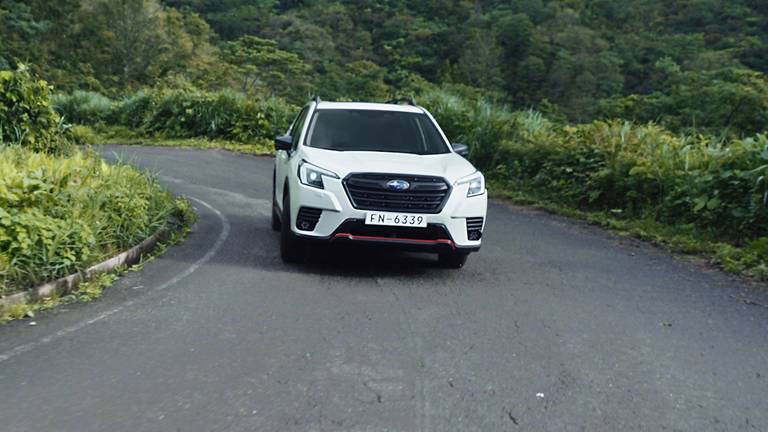 Subaru Forester e-Boxer (2022) rijdend, vooraanzicht