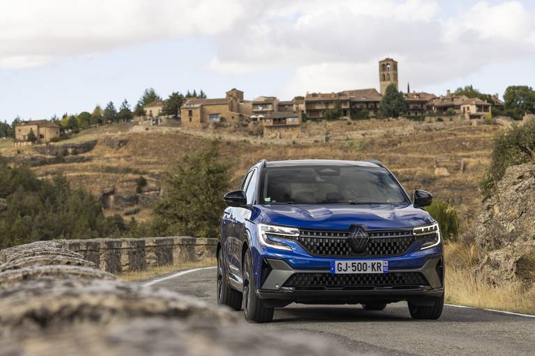 Renault Austral (2023) static, front view