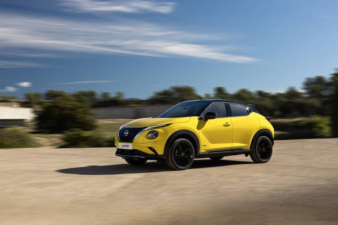 JUKE MC 2024 - Exterior _ iconic yellow body color - N-Sport - dynamic front view