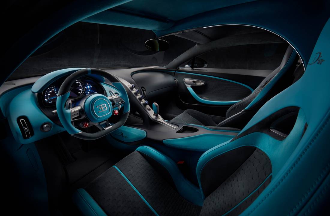 17_bugatti-divo_driver.jpg