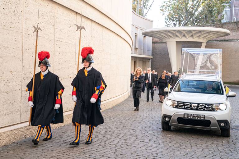 GROUPE-RENAULT-DELIVERS-AN-EXCLUSIVE-DACIA-TO-POPE-FRANCIS-(2)