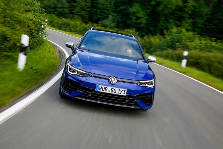 Volkswagen Golf R Variant (2022) rijdend, frontaal