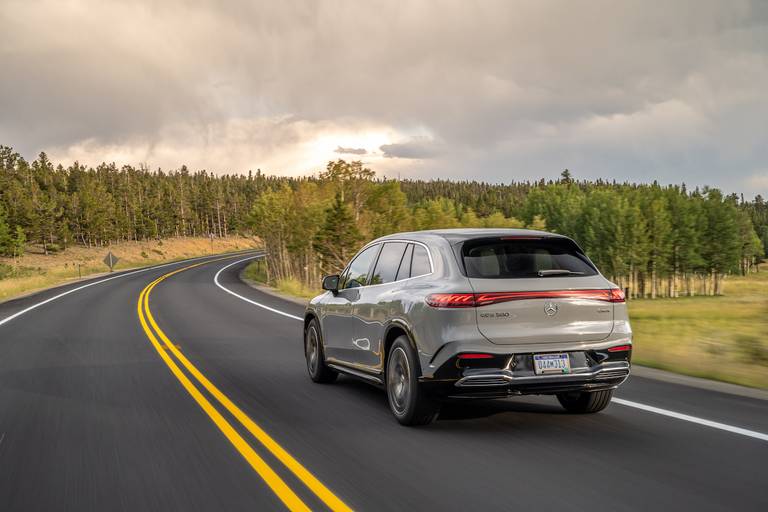 Mercedes EQS SUV (2023) rijdend, achteraanzicht