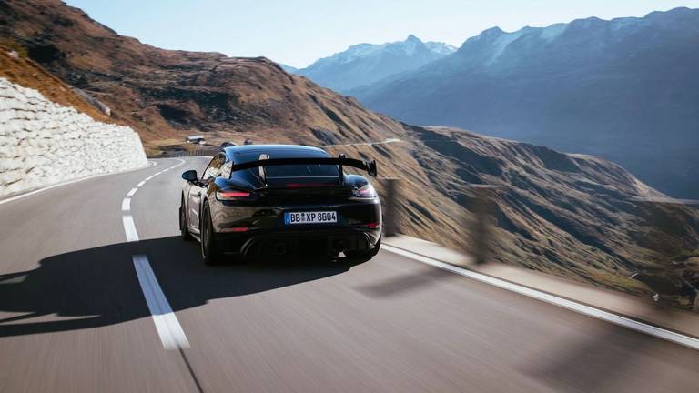 AS24 Porsche Cayman GT4 RS 2021 rijdend achter