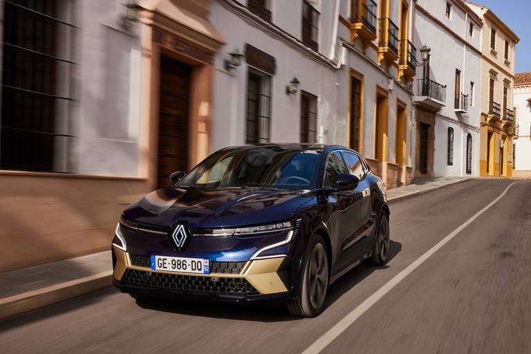 Renault Mégane E-Tech (2023) dynamic, front view