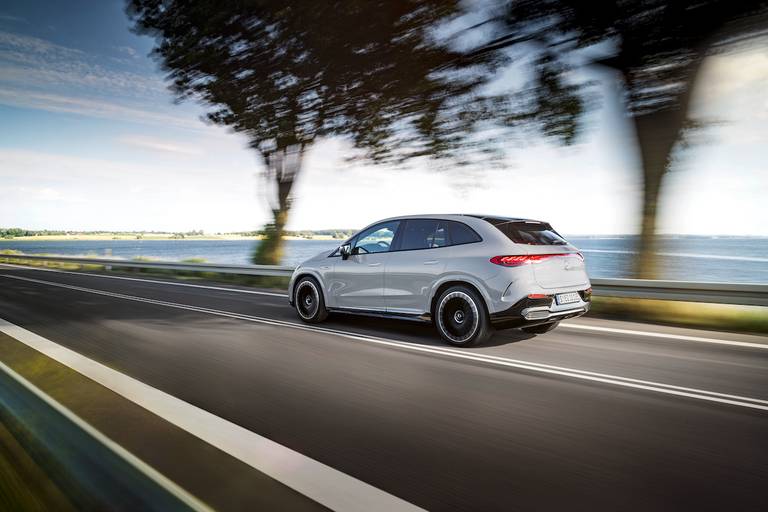 Mercedes EQE SUV (2022) rijdend, achteraanzicht