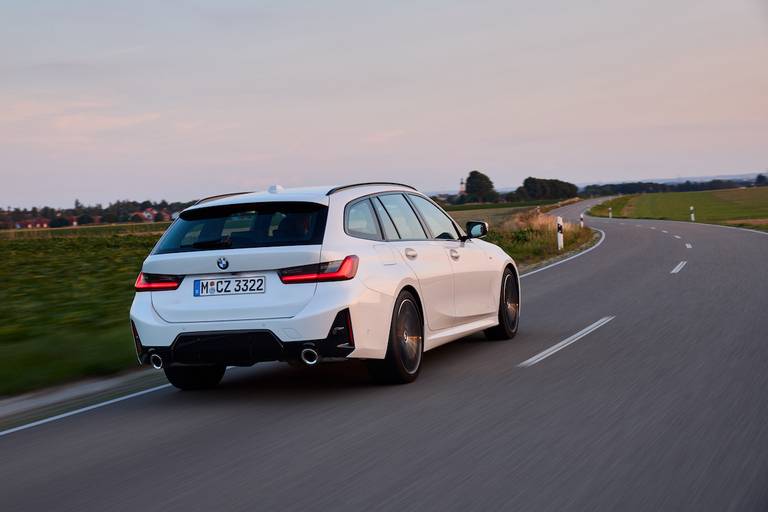 BMW 320e Touring facelift (2023) rijdend, achteraanzicht