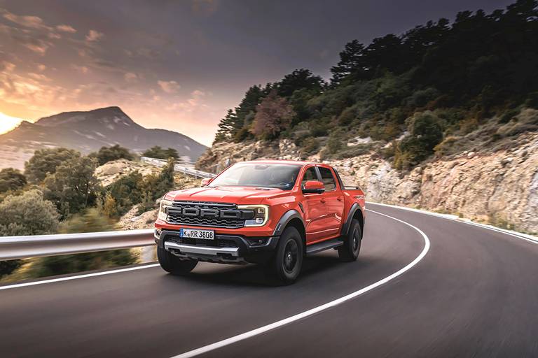 Ford Ranger Raptor (2023) rijdend, vooraanzicht