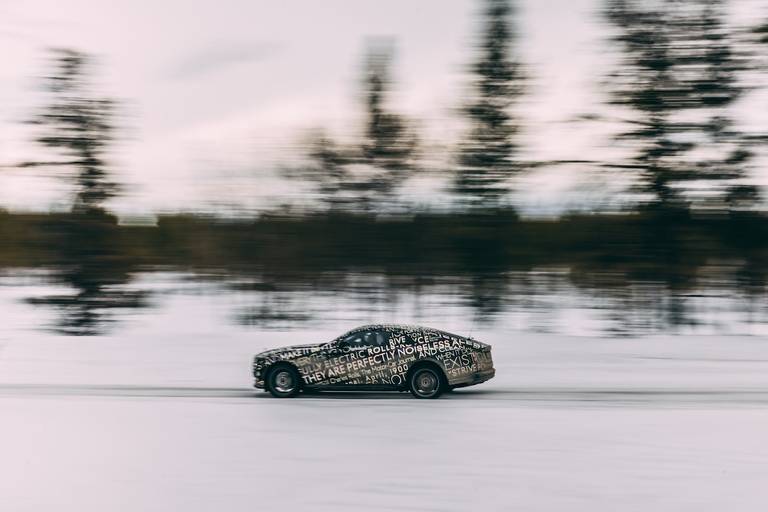 Rolls-Royce Spectre (2022) teaser rijdend, profielaanzicht