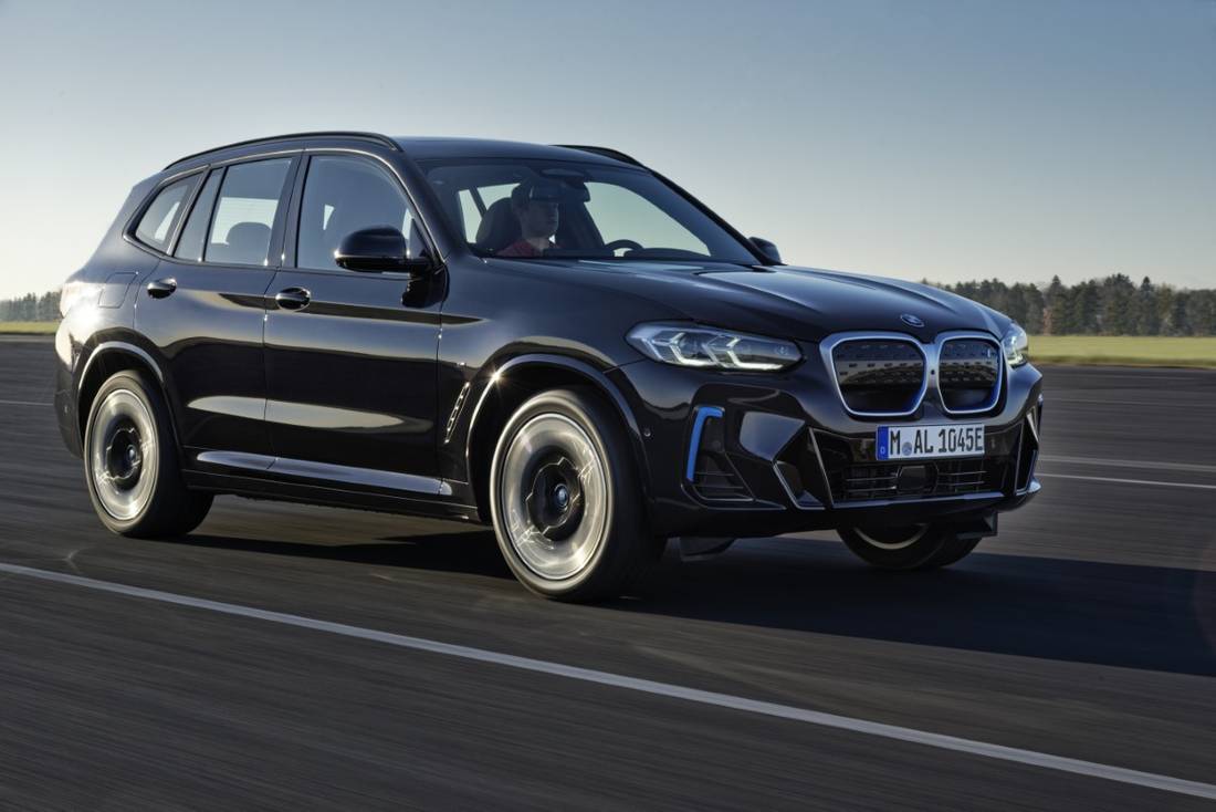 P90432173_highRes_the-new-bmw-ix3-8-20