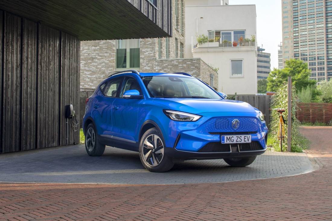 MG-ZS-EV-parked-side-shot