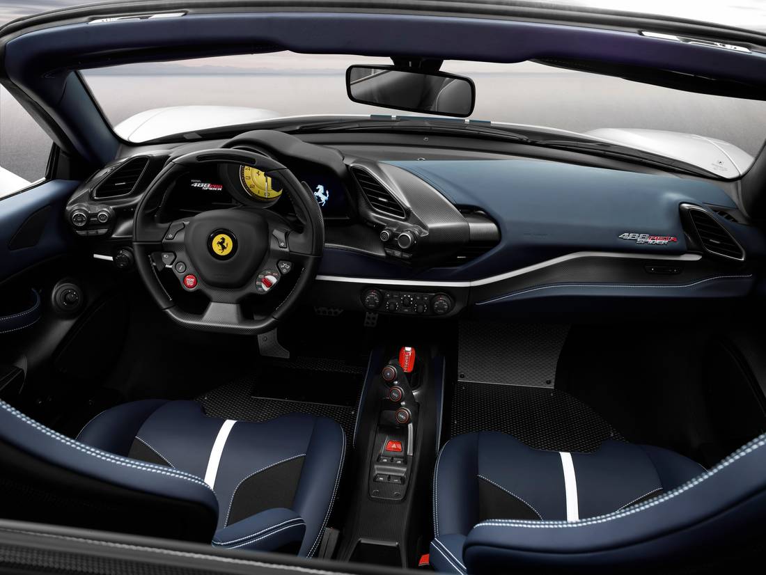 8_FerrariPistaSpiderinterior2