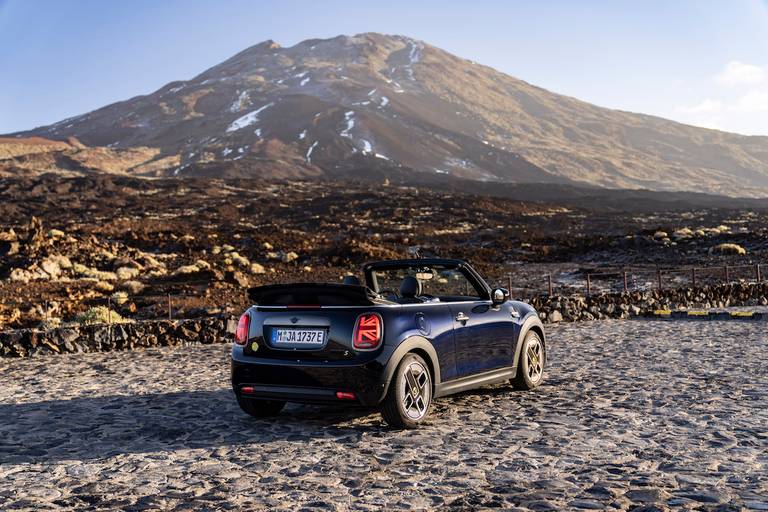 Mini Cooper SE Cabrio (2023) statisch, achteraanzicht