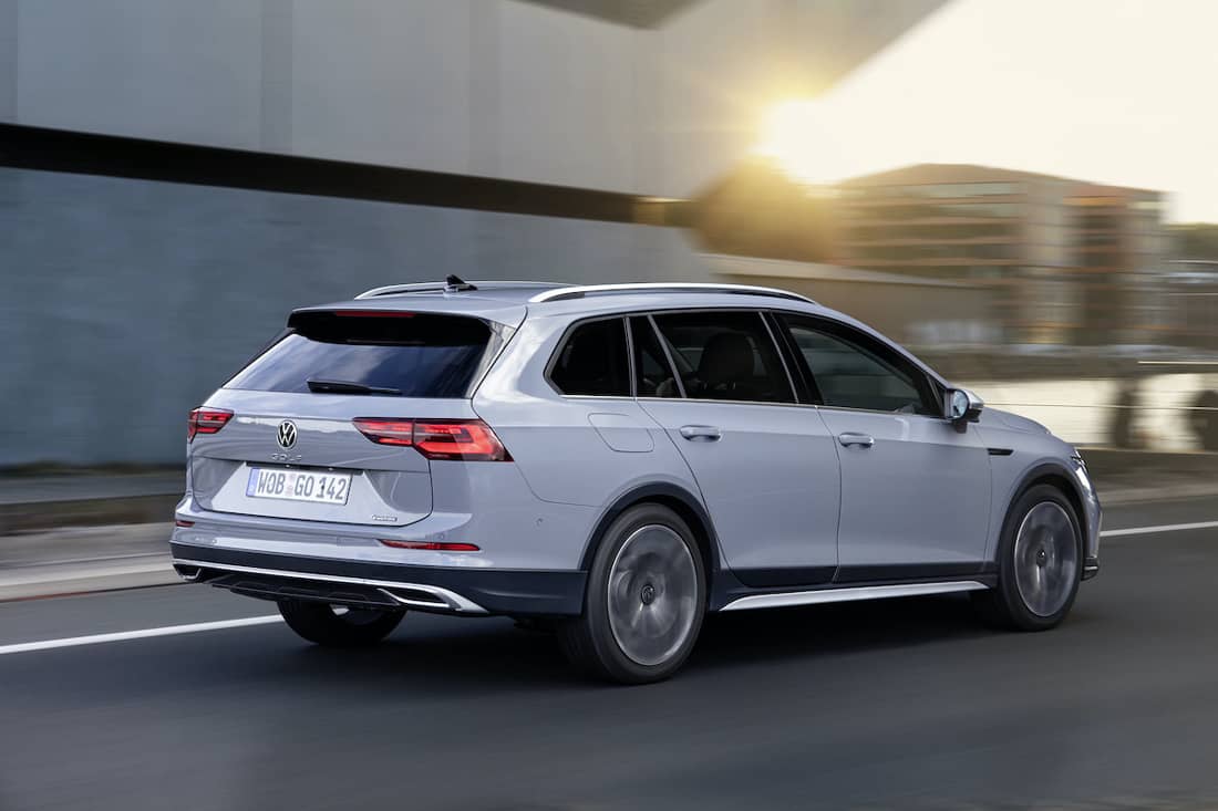 AS24 VW Golf Alltrack 2021 rijdend achter