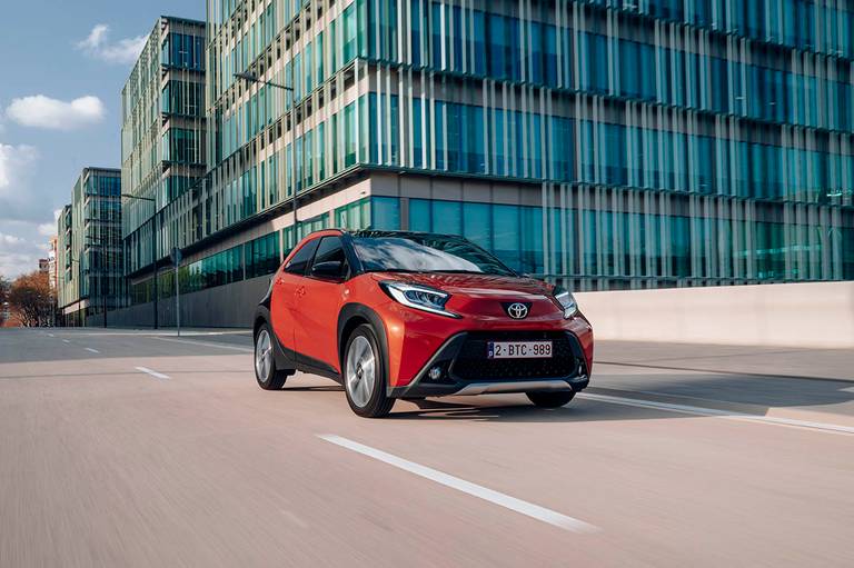 Toyota Aygo X (2022) rijdend, vooraanzicht