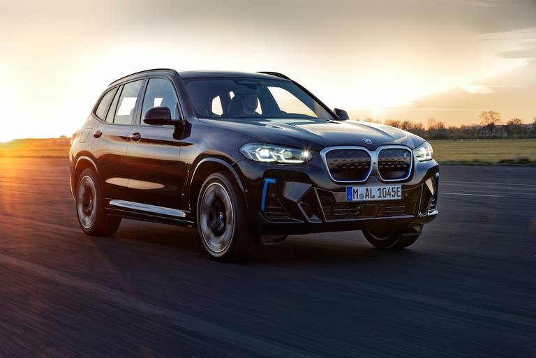 AS24 BMW iX3 2021 rijdend voor