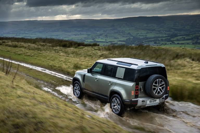 Land Rover Defender PHEV (2022) rijdend, achteraanzicht