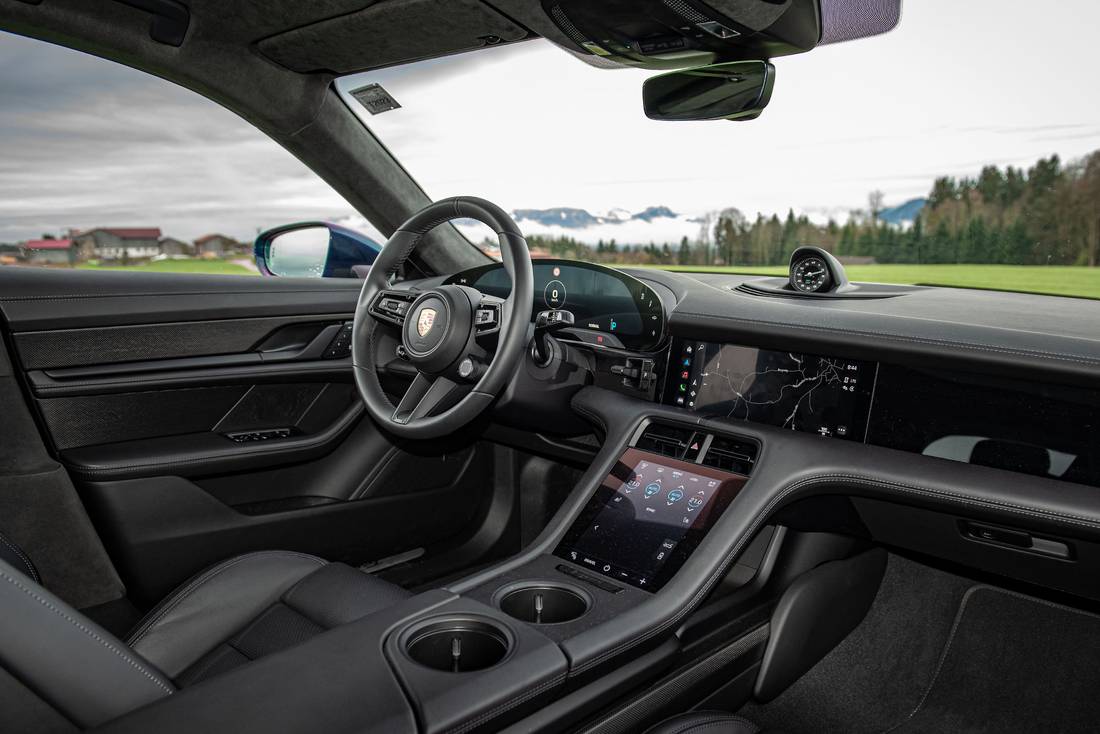 Porsche-Taycan-4S-Cross-Turismo-Cockpit