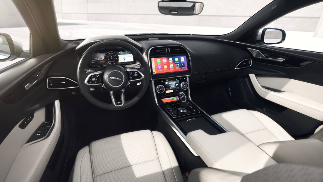 Jag_XE_22MY_05_Light_Oyster_Interior_Wireless_Apple_CarPlay_250821.jpg