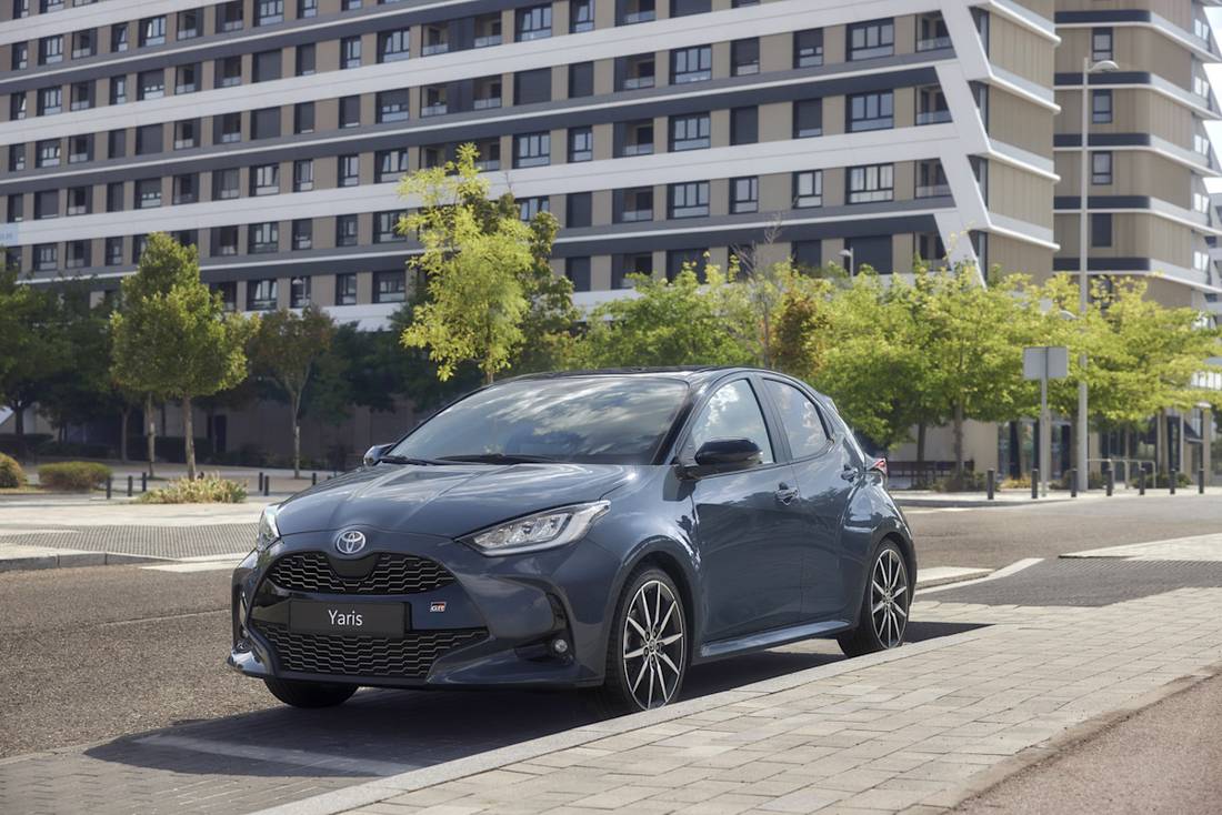vernieuwde-toyota-yaris-2025-maakt-sportieve-rijders-en-boomknuffelaars-blij-2024-02